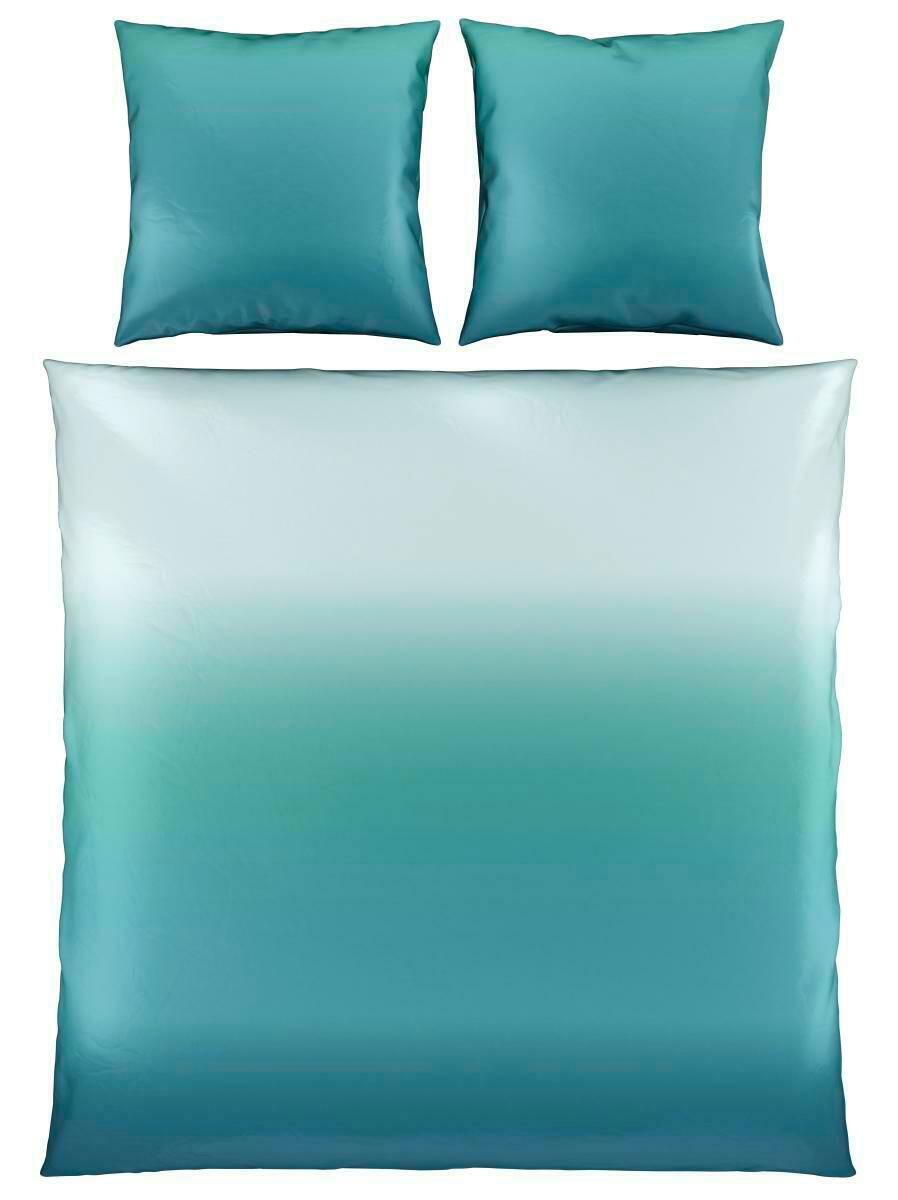 Bettwäsche-Set mit Farbverlauf von Weiß zu Blau, bestehend aus einem Bettbezug und zwei Kissenbezügen, aus der Vogelperspektive.