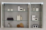 Geöffneter Spiegelschrank mit zwei Türen, beleuchtet von oben, gefüllt mit Pflegeprodukten und Accessoires, aus frontaler Perspektive.