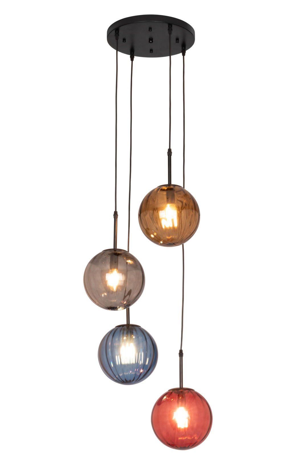 Hängeleuchte mit vier bunten Glaskugeln in verschiedenen Farben, von oben fotografiert.