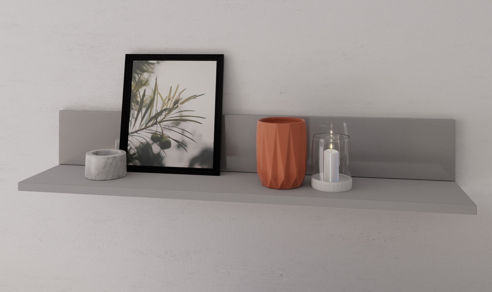 Graues Wandregal mit Dekoration, darunter ein gerahmtes Bild, ein orangefarbener Übertopf und eine Kerze in einem Glas. Perspektive von vorne.