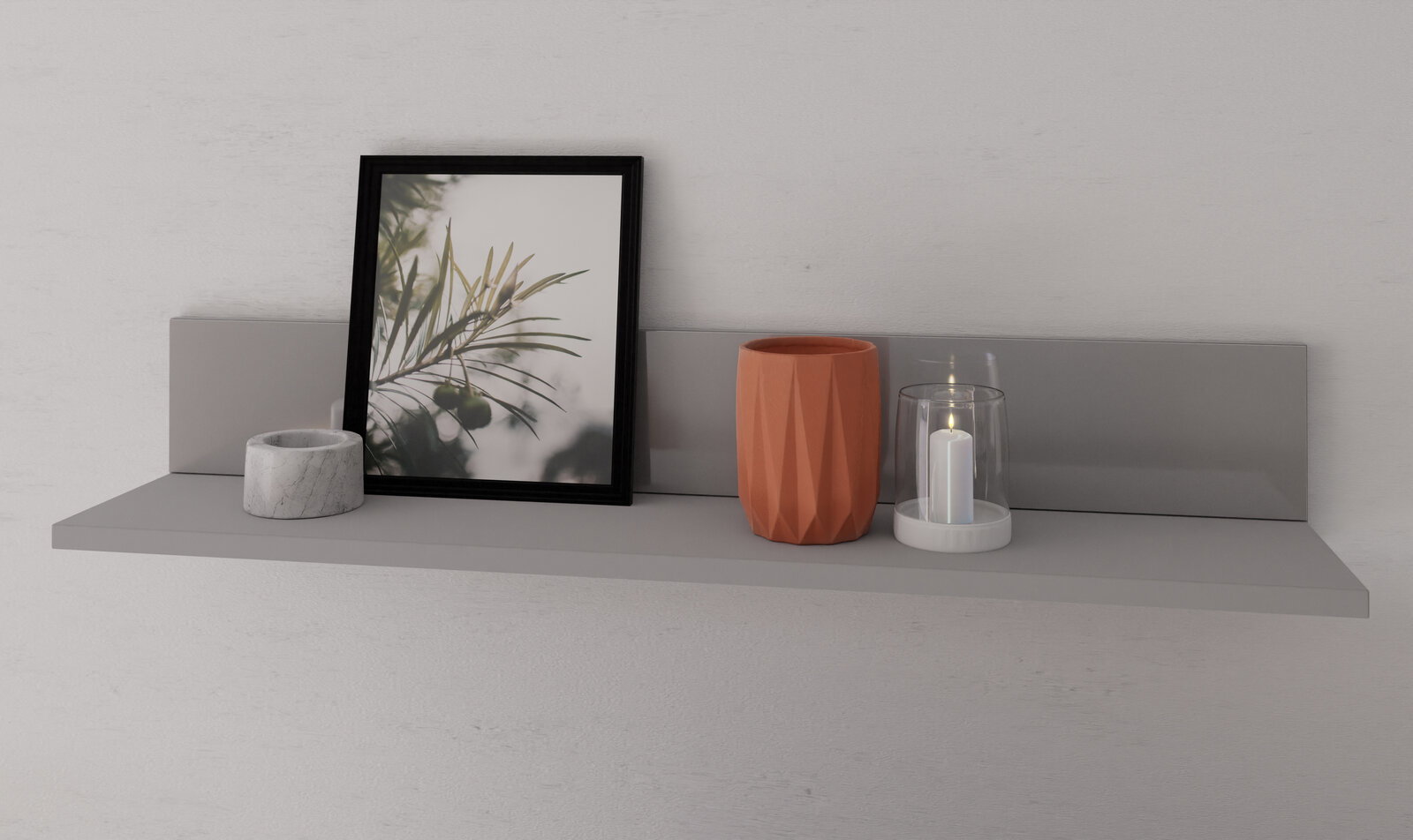 Graues Wandregal mit Dekoration, darunter ein gerahmtes Bild, ein orangefarbener Übertopf und eine Kerze in einem Glas. Perspektive von vorne.