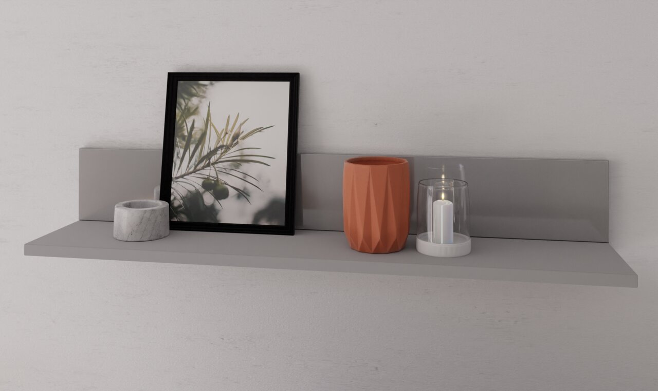 Graues Wandregal mit Dekoration, darunter ein gerahmtes Bild, ein orangefarbener Übertopf und eine Kerze in einem Glas. Perspektive von vorne.