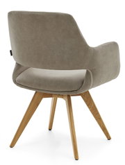Achterkant van een moderne fauteuil met grijze bekleding en houten poten.