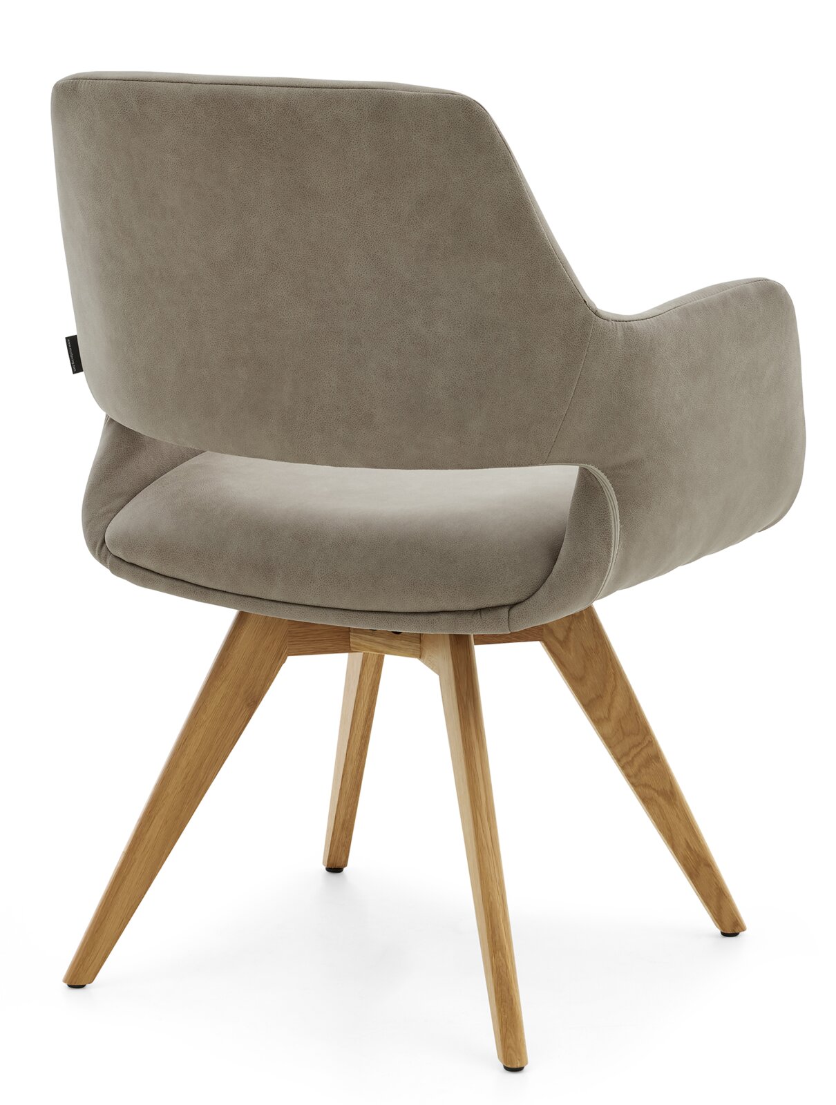 Achterkant van een moderne fauteuil met grijze bekleding en houten poten.