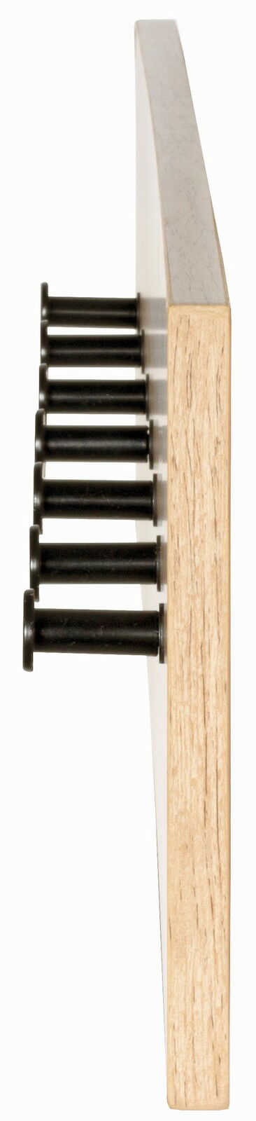 Seitenansicht einer Wandgarderobe mit mehreren schwarzen Haken auf einer Holzleiste.