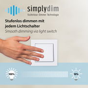 Hand betätigt einen Lichtschalter mit simplydim Technologie zur stufenlosen Dimmung, aus der Frontalperspektive.
