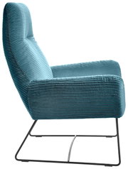 Moderne fauteuil met blauwe, geribbelde stoffen bekleding en een slank metalen frame, zijaanzicht