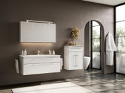 Modernes Badmöbel-Set in Weiß mit Waschtischunterschrank, Spiegelschrank mit LED-Leuchte und Hochschrank in Badezimmer-Szene, Ansicht schräg von vorn.