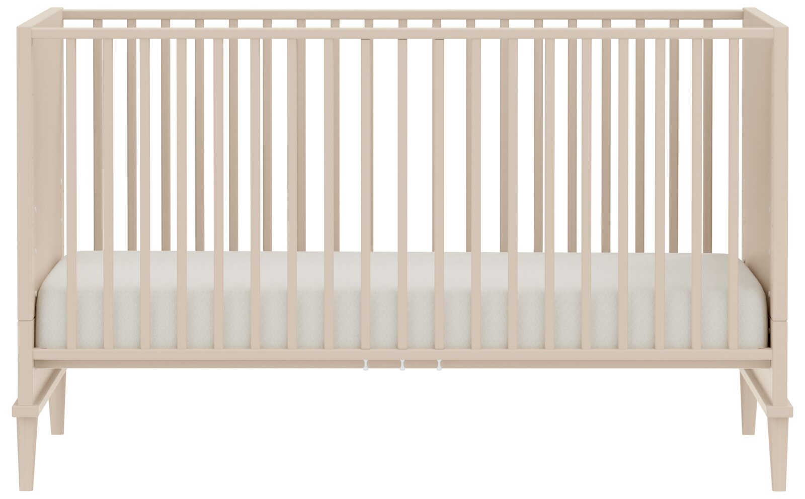 Beiges Babybett mit Gitterseiten und Matratze, frontal aus der Vorderansicht fotografiert