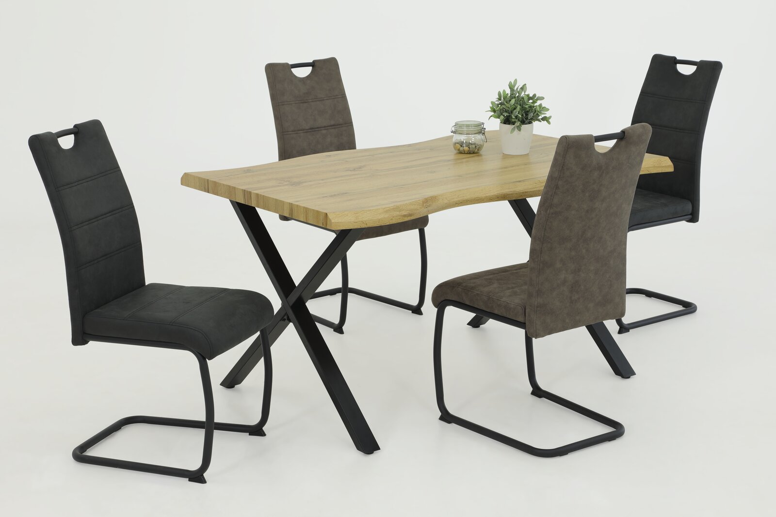 Esszimmer mit vier Schwingstühlen DUNJA und einem Holztisch, seitliche Perspektive