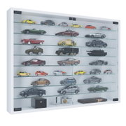 Weiße, wandmontierte Glasvitrine mit mehreren Glasböden und Schiebetüren, bestückt mit Modellautos und Sammlerstücken; Ansicht schräg von vorn.