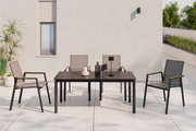 Moderner Gartentisch mit vier Stühlen auf einer Terrasse, frontal betrachtet.
