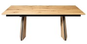 Moderne rechthoekige houten eettafel met natuurlijke houtnerf en zwart accent in de poten, gefotografeerd in vooraanzicht op ooghoogte tegen witte achtergrond