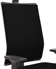 Nahaufnahme eines schwarzen Drehstuhls mit Armlehnen, seitliche Perspektive