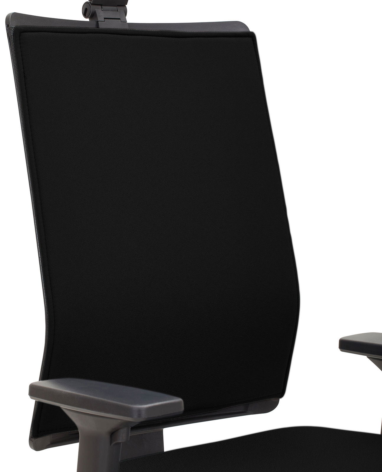 Nahaufnahme eines schwarzen Drehstuhls mit Armlehnen, seitliche Perspektive