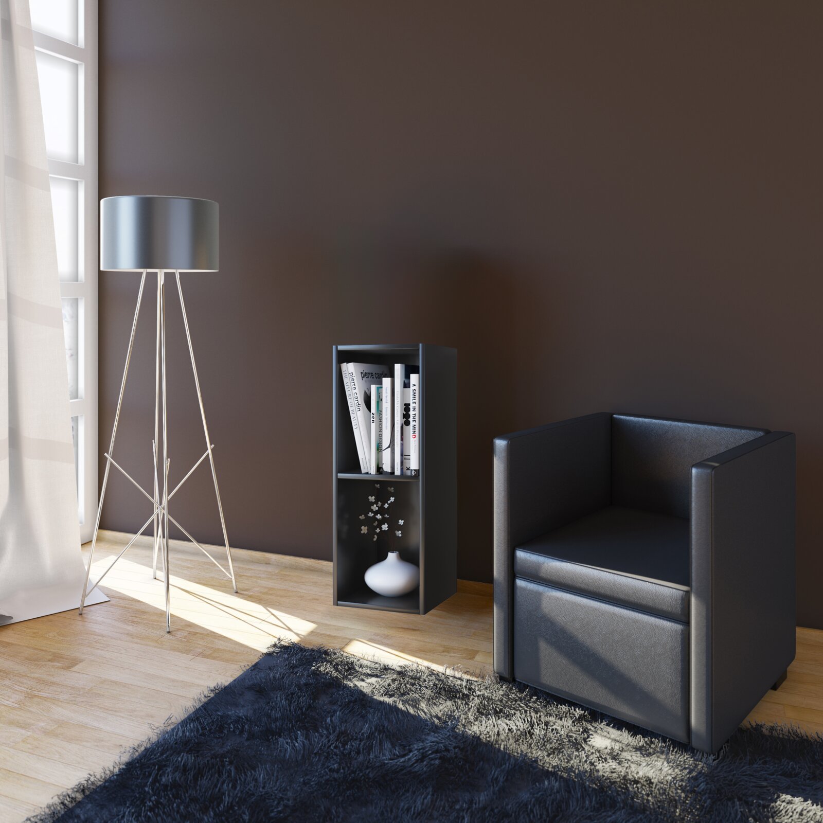 Modernes Wohnzimmer-Setup mit schwarzem Sessel, schlankem schwarzem Regal mit Büchern und weißer Vase sowie Stehlampe am Fenster Perspektive: leicht erhöhte Frontansicht von schräg links.