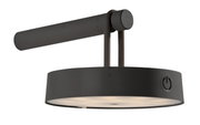 Moderne zwarte wandlamp ARMA met ronde lampenkap en schakelaar aan de zijkant, gezien vanaf de zijkant.