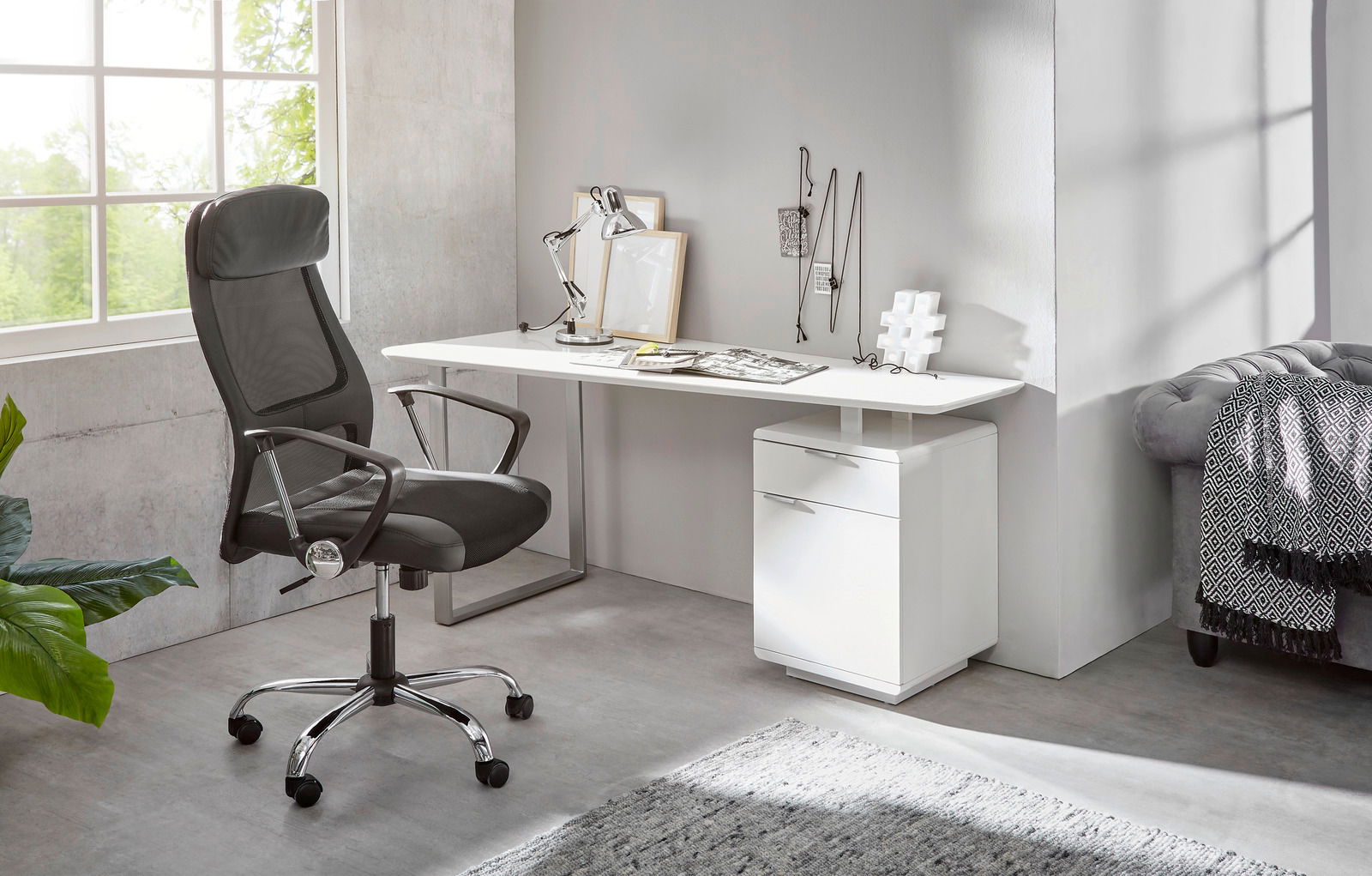Novel Schreibtisch STEPHEN Moderner Schreibtisch mit weißer Oberfläche und integriertem Schubladenschrank, seitliche Perspektive.