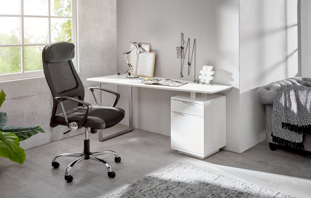 Moderner Schreibtisch mit weißer Oberfläche und integriertem Schubladenschrank, seitliche Perspektive.