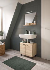 Moderne Badkombination mit Waschbecken und Spiegel in einem stilvollen Badezimmer, seitliche Perspektive