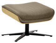 Moderner Hocker mit gepolsterter Sitzfläche in Beige, Holzrahmen und schwarzem Metallfuß, seitliche Perspektive