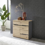 Moderne Kommode aus Holz mit vier Schubladen und zwei Türen, dekoriert mit Vasen und Körben, seitliche Perspektive