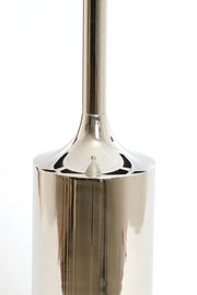 Nahaufnahme eines glänzenden, metallischen Kerzenhalters in zylindrischer Form, fotografiert aus der Seitenperspektive.