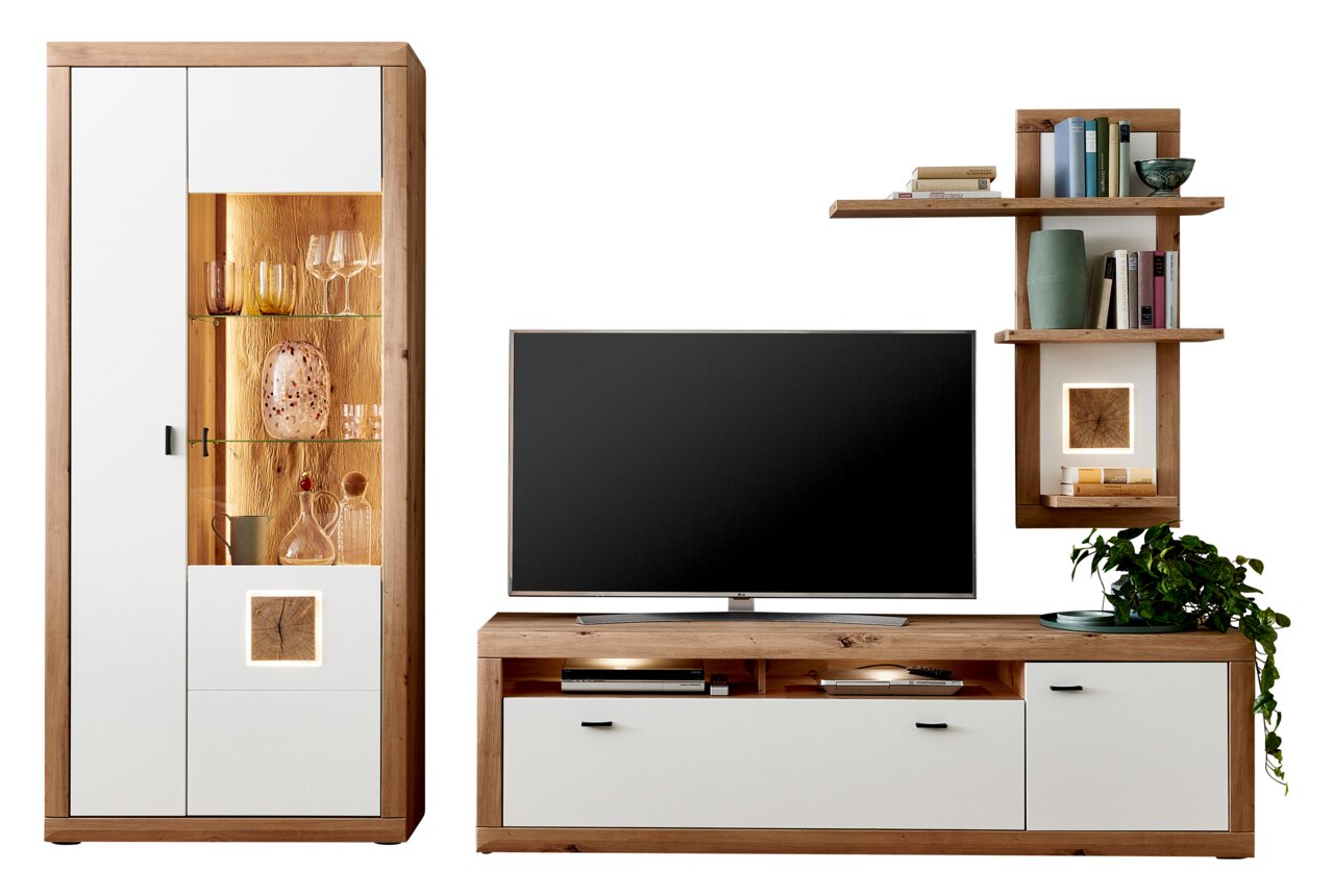 Moderne wandcombinatie van hout en wit met vitrinekast, tv-meubel en wandplank, gezien vanaf de voorkant.