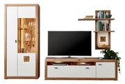 Moderne wandcombinatie van hout en wit met vitrinekast, tv-meubel en wandplank, gezien vanaf de voorkant.