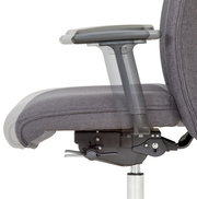 Seitenansicht eines XL-Drehstuhls mit verstellbarer Armlehne und gepolstertem Sitz in Grau.