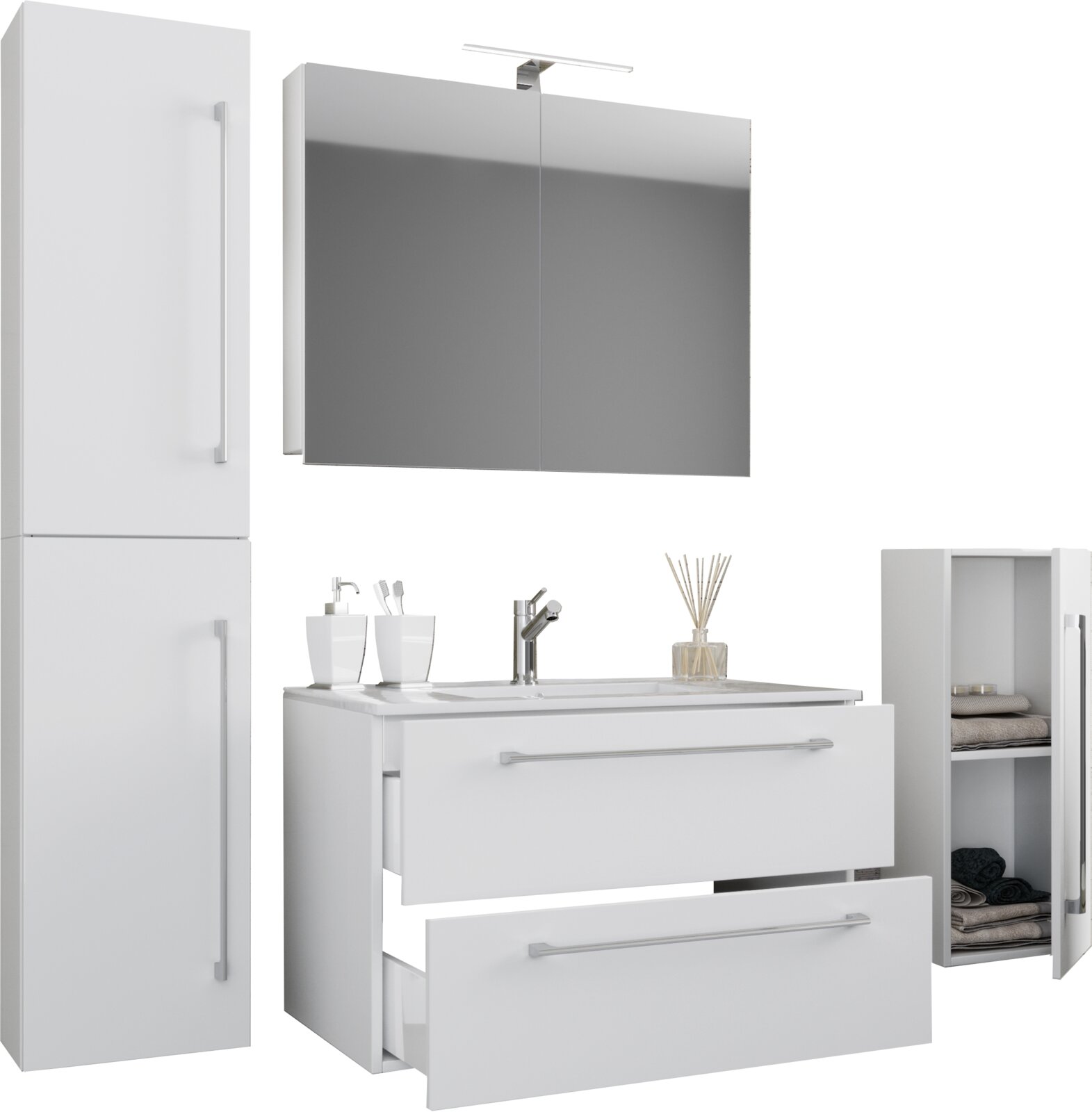 Weißes Badezimmermöbel-Set mit Waschtisch und zwei Auszügen, Spiegelschrank mit Aufsatzleuchte sowie Hochschrank und Seitenschrank mit offenen Fächern, frontale Ansicht mit leichter Schrägperspektive