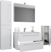 Weißes Badezimmermöbel-Set mit Waschtisch und zwei Auszügen, Spiegelschrank mit Aufsatzleuchte sowie Hochschrank und Seitenschrank mit offenen Fächern, frontale Ansicht mit leichter Schrägperspektive