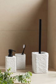 Zahnputzbecher Mod. Villata in einer modernen Badezimmerumgebung, frontal fotografiert, mit einer Zahnbürste darin.