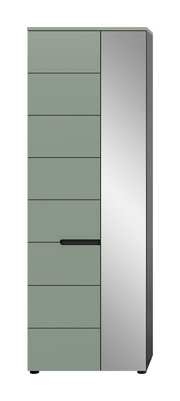 Moderner hoher Schrank in Salbeigrün mit horizontalen Frontlinien, seitlicher silberner Blende und schwarzem Griff, Frontansicht leicht von rechts