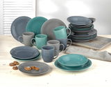 Kombiservice 24-teilig Jive in verschiedenen Grautönen und Türkis, bestehend aus Tellern, Schalen und Tassen, auf einem hellen Holztisch aus der Vorderansicht.