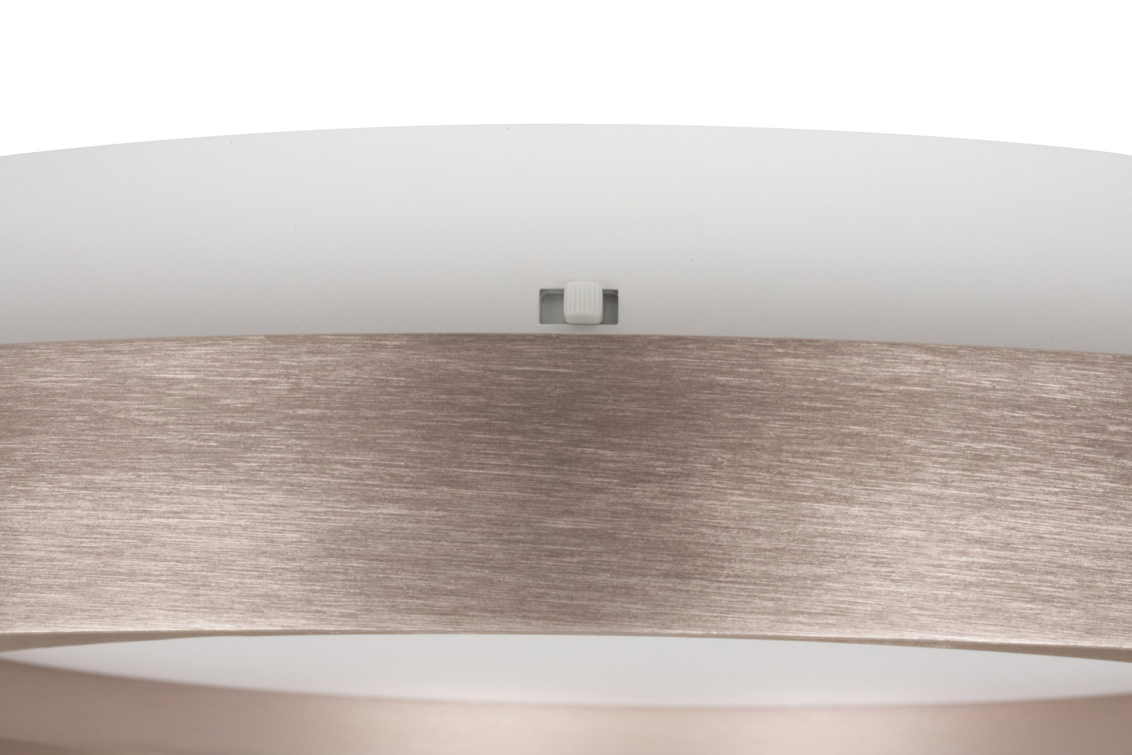 Nahaufnahme einer LED-Deckenleuchte mit modernem Design, seitliche Perspektive