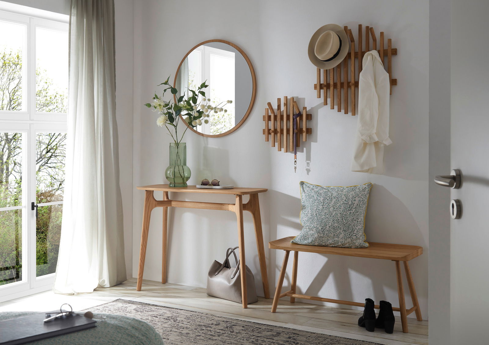 Linea Natura Spiegel BANTRY Moderner Eingangsbereich mit runder Spiegel, Holzkonsolen und Garderobenhaken aus Holz, seitliche Perspektive.