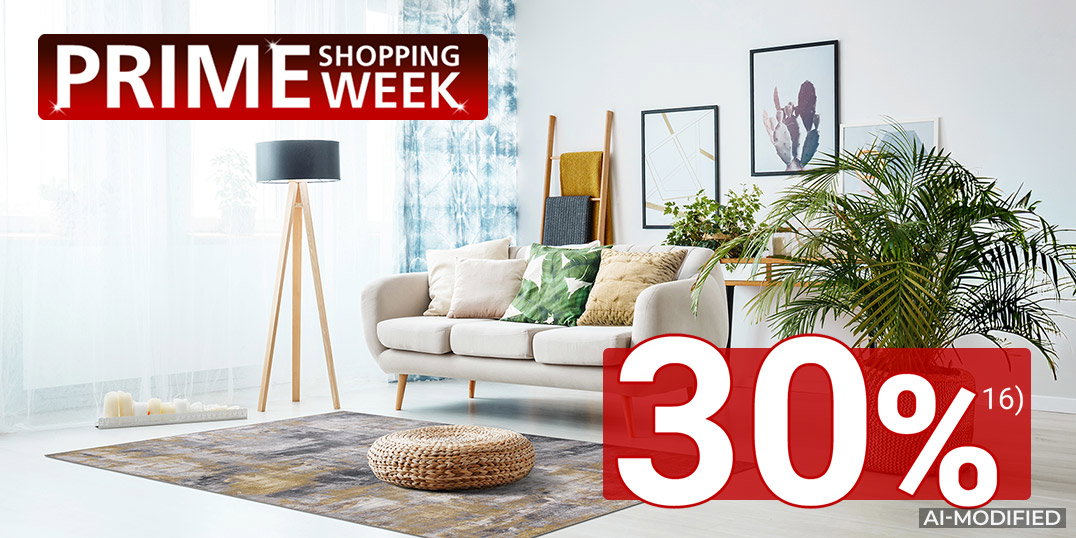 AI-modified: Helles Wohnzimmer mit Sofa, Teppich, Stehlampe und großer Zimmerpflanze; „Prime Shopping Week“-Logo.