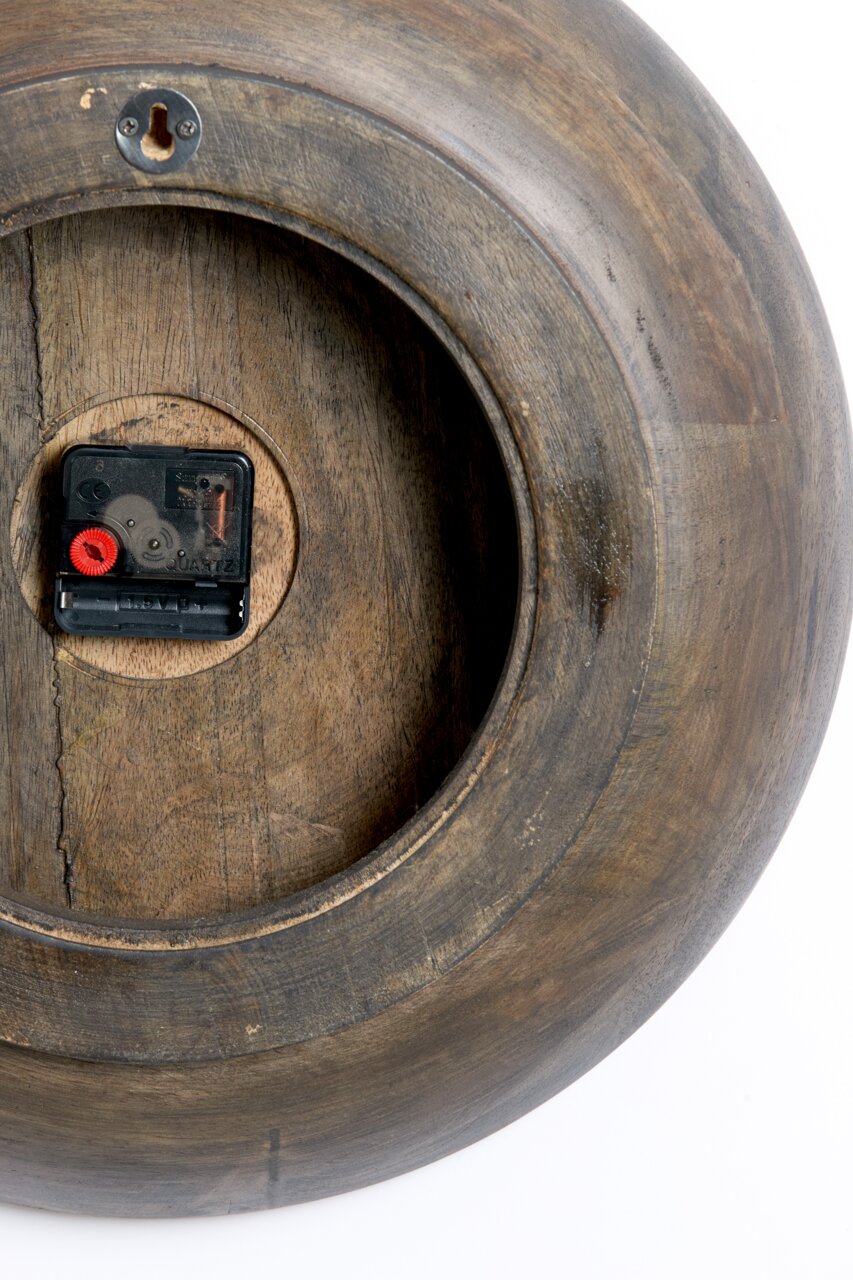 Rückansicht einer Holzuhr mit sichtbarem Uhrwerk und Aufhängung.