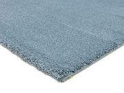 Blauer Uni-Teppich NEW VILLA in Nahaufnahme, perspektivisch von der Seite fotografiert.