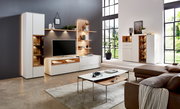 Moderne Wohnzimmermöbelkombination mit LED-Beleuchtung, bestehend aus Vitrine, Wandregalen und TV-Schrank in einer stilvollen, hellen Umgebung. Perspektive von vorne.