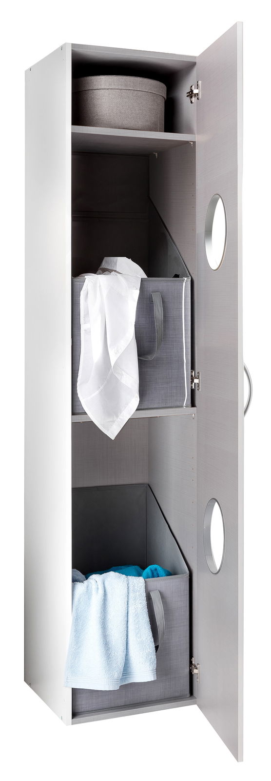 Offener Wäscheschrank mit zwei grauen Aufbewahrungsboxen und einem runden Behälter, Ansicht von vorne.