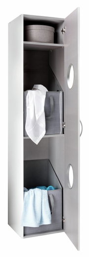 Offener Wäscheschrank mit zwei grauen Aufbewahrungsboxen und einem runden Behälter, Ansicht von vorne.