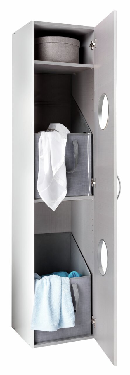 Offener Wäscheschrank mit zwei grauen Aufbewahrungsboxen und einem runden Behälter, Ansicht von vorne.
