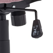 Nahaufnahme eines Drehstuhls mit Fokus auf die Höhenverstellung und Arretierung aus seitlicher Perspektive.