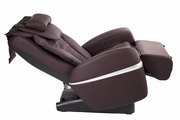 Massagesessel in seitlicher Perspektive mit braunem Lederbezug und verstellbarer Rückenlehne