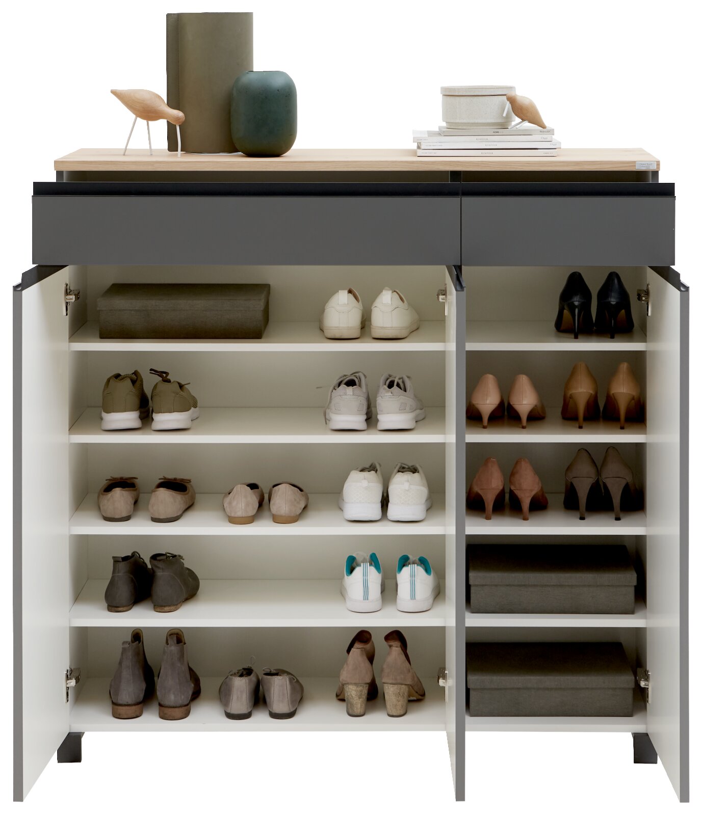 Moderne schoenenkast met open deuren, gevuld met verschillende schoenen en decoratieve elementen op de bovenkant, gezien vanaf de voorkant.