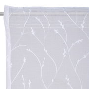 Nahaufnahme eines weißen Fertigvorhangs mit zartem, floralem Muster auf einer Gardinenstange.