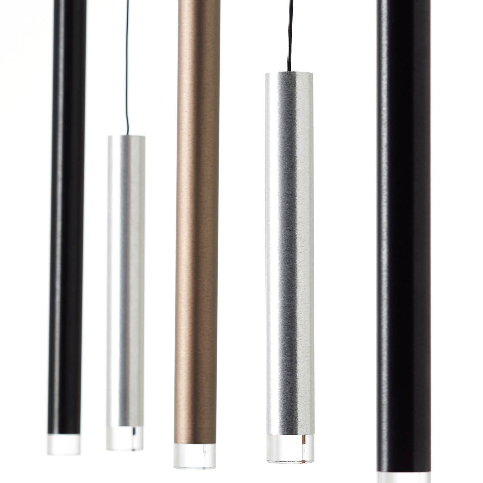 Nahaufnahme von vier hängenden, zylindrischen LED-Leuchten in verschiedenen Farben: Schwarz, Silber, Bronze und Schwarz, aus seitlicher Perspektive.