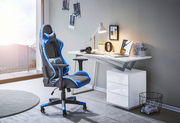 Moderner Schreibtisch mit weißer Oberfläche und schrägen Beinen, daneben ein ergonomischer Bürostuhl in Schwarz und Blau, seitliche Perspektive.